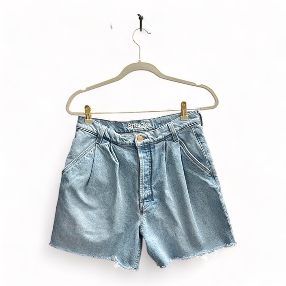 MOTHER Snacks Pleated Fun Dip! Long Denim Shorts - Picture 2 of 3